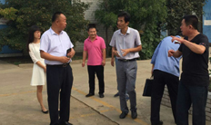 雙街鎮鎮長攜鎮安 全辦等部門負責人到“同新”慰問 雙街鎮鎮長攜鎮安 全辦等部門負責人到“同新”慰問